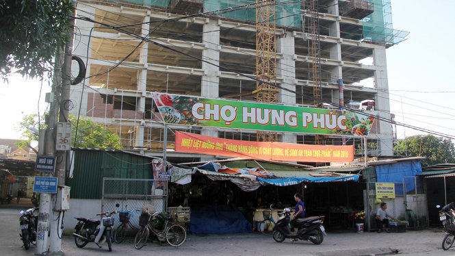 Chợ Hưng Phúc, TP Vinh nằm cạnh công trình chung cư 31 tầng - Ảnh: DOÃN HÒA