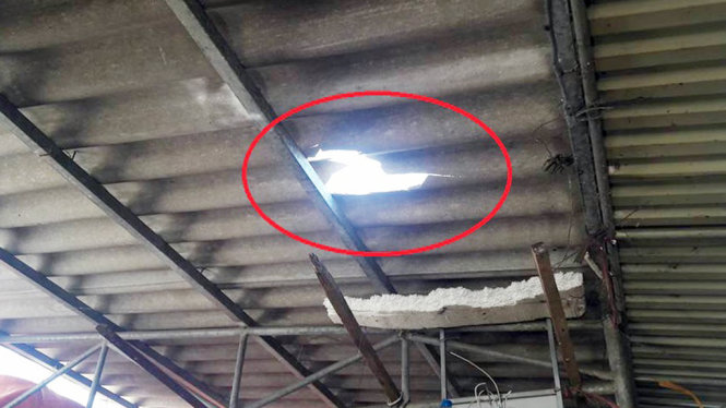 Mái proximăng của chợ Hưng Phúc bị vỡ sau sự cố - Ảnh: NIỀM NGỌC
