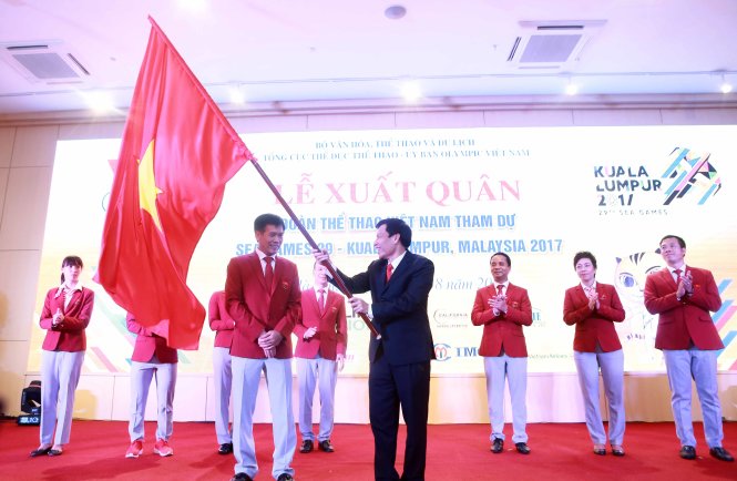 Bộ trưởng bộ VH TT&DL Nguyễn Ngọc Thiện trao cờ cho ông Trần Đức Phấn - phó tổng cục trưởng tổng cục TDTT kiêm trưởng đoàn thể thao VN tại SEA Games 29. Ảnh: NAM KHÁNH