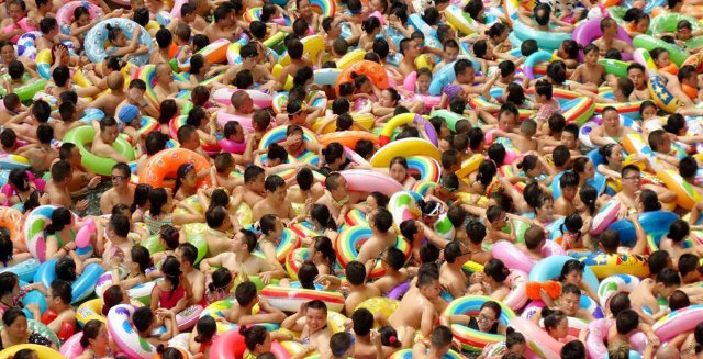 Đi bơi ở Trung Quốc đôi khi là chen nhau kín đặc như thế này - Ảnh: REUTERS