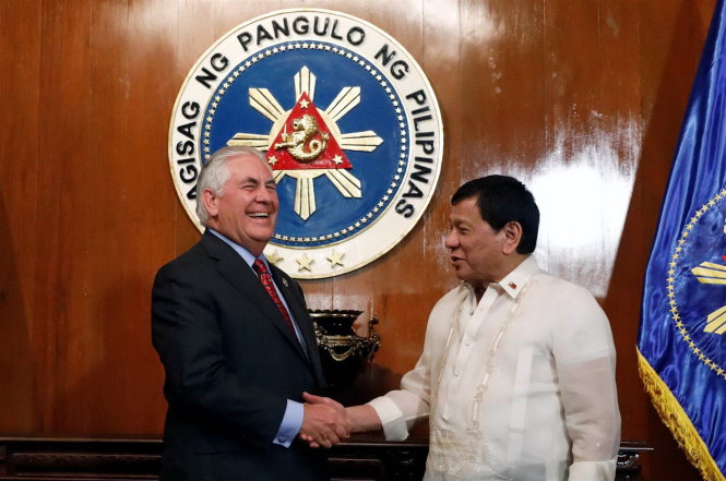 Ngoại trưởng Mỹ Rex Tillerson bắt tay Tổng thống Philippines Duterte tại Manila ngày 7-8 - Ảnh: REUTERS
