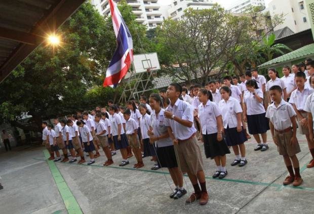 Học sinh hát quốc ca và thực hiện nghi lễ thượng cờ mỗi ngày tại tất cả các trường học Thái Lan. Ảnh: Bangkok Post