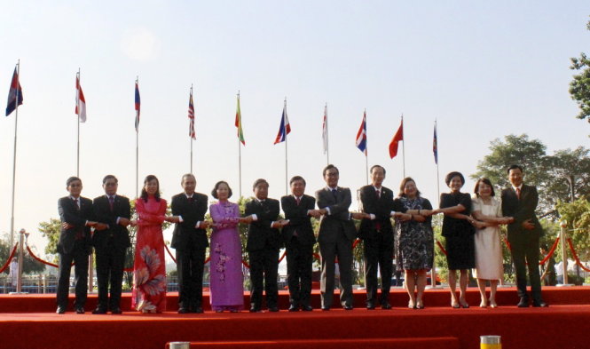 đại diện các nước khối Asean bắt tay đoàn kết tại buổi thượng cờ Asean, sáng 8-8- 20017. Ảnh Tự Trung