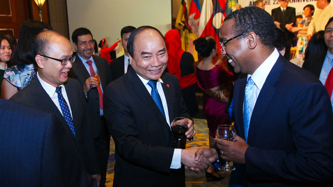 Thủ tướng Nguyễn Xuân Phúc bắt tay với một Đại biểu tại lễ kỷ niệm 50 năm thành lập ASEAN