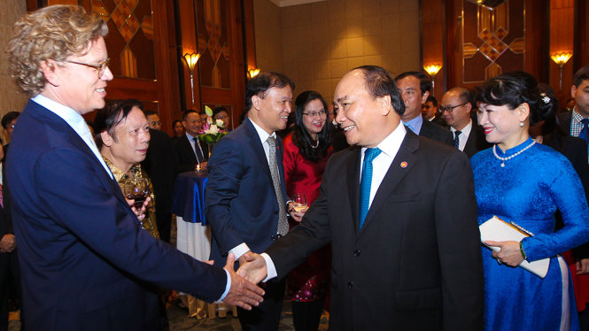 Thủ tướng bắt tay với Đại sứ Thuỵ Điển Pereric Hogberg tại lễ kỷ niệm 50 năm thành lập ASEAN