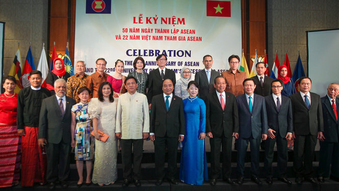 Thủ tướng Nguyễn Xuân Phúc chụp ảnh lưu niệm với các quan chức ngoại giao ASEAN tại lễ kỷ niệm 50 năm thành lập ASEAN