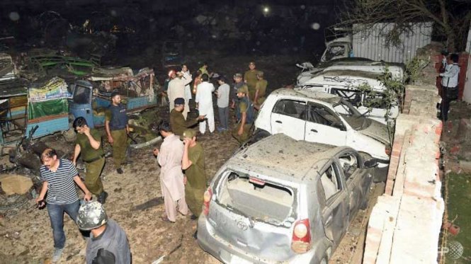 Các quan chức an ninh Pakistan kiểm tra khu vực bị đánh bom - Ảnh: AFP