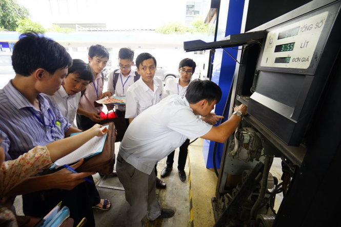 Đoàn liên ngành dán tem niêm phong tại một cây xăng Petrolimex trên đường Hai Bà Trưng - Trần Cao Vân, Q.1, TP.HCM sáng 8-8 - Ảnh: QUANG ĐỊNH