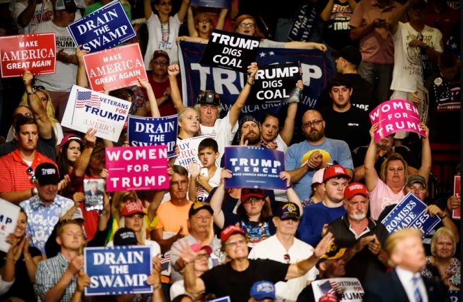 Vẫn có những lực lượng và các cá nhân ủng hộ ông Trump nhiệt thành. Trong ảnh: Đám đông tung hô sau lưng tổng thống Trump tại cuộc mít-tinh ở West Virginia tối 3-8 - Ảnh chụp màn hình Vox