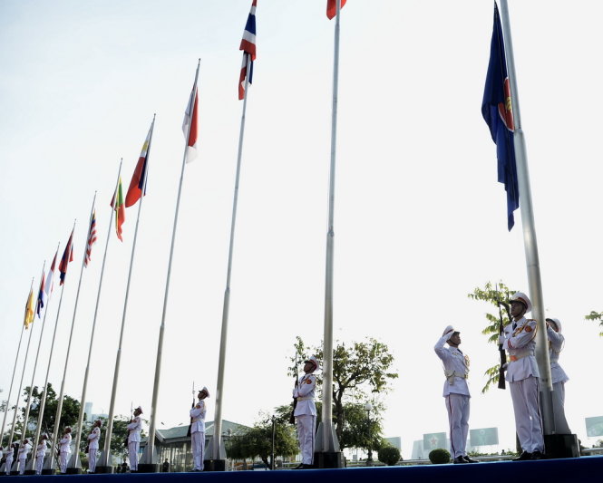 đội tiêu binh thượng cờ Asean, sáng 8-8-20017. Ảnh Tự Trung
