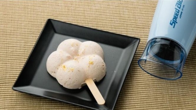 Các nhà nghiên cứu kiểm nghiệm khả năng không tan chảy của kem bằng cách dùng máy sấy tóc làm nóng không khí xung quanh cây kem trong 5 phút nhưng nó vẫn giữ nguyên trạng - Ảnh: Kanazawa Ice Instagram