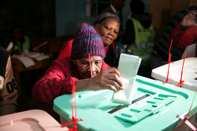 Cụ bà Lydia Gathoni, 104 tuổi, bỏ phiếu bầu tổng thống tại điểm bầu ở Gatundu, Kenya - Ảnh: REUTERS