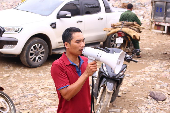 Trưởng bản Cà Văn Biên cùng chiếc loa đã cảnh báo cứu người trong đêm lũ, nay được sử dụng thông báo cho người dân đến nhận hàng cứu trợ -
 Ảnh: HÀ THANH