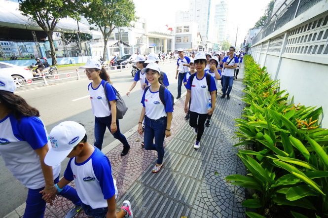 Sinh viên tham gia đi bộ trên đường Nguyễn Thị Minh Khai, Q.1, TP.HCM trong chương trình 10.000 bước chân thay đổi cuộc sống sáng 9-8 - Ảnh: QUANG ĐỊNH