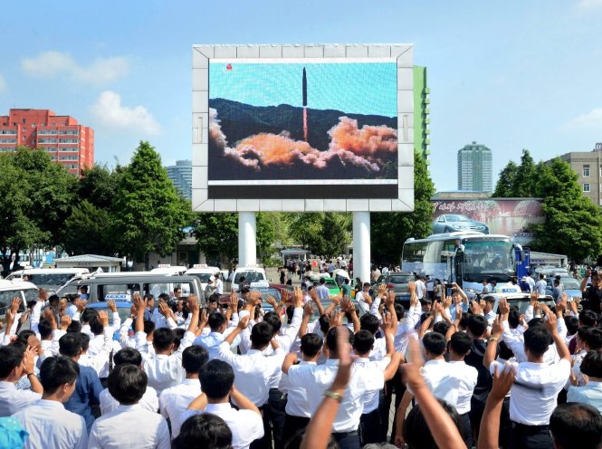 Qua màn hình công cộng, người dân Triều Tiên theo dõi bắn thử tên lửa Hwasong-14 ngày 4-7 - Ảnh: KCNA
