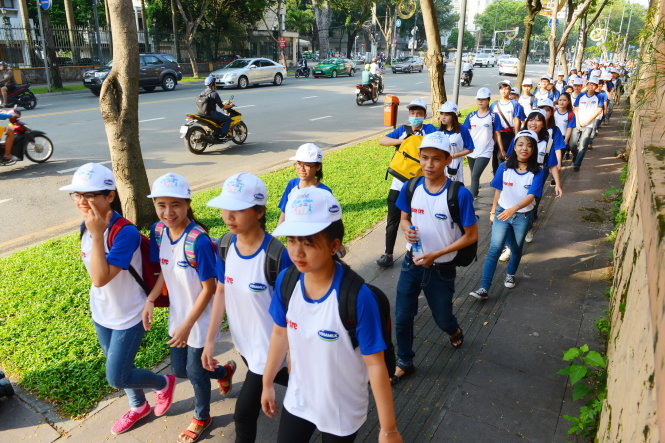 Sinh viên tham gia đi bộ trên đường Lê Duẩn , Q.1, TP.HCM trong chương trình 10.000 bước chân thay đổi cuộc sống sáng 9-8 - Ảnh: QUANG ĐỊNH