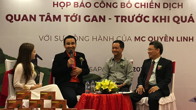 MC Quyền Linh đang trao đổi cùng ông Vũ Hùng Dũng, chủ tịch huyện Sa Pa, và ông Nguyễn Huy  Văn, phó tổng giám đốc Công ty Cổ phần Traphaco, tại cuộc họp công bố chiến dịch Quan tâm tới gan trước khi quá muộn ngày 8-8