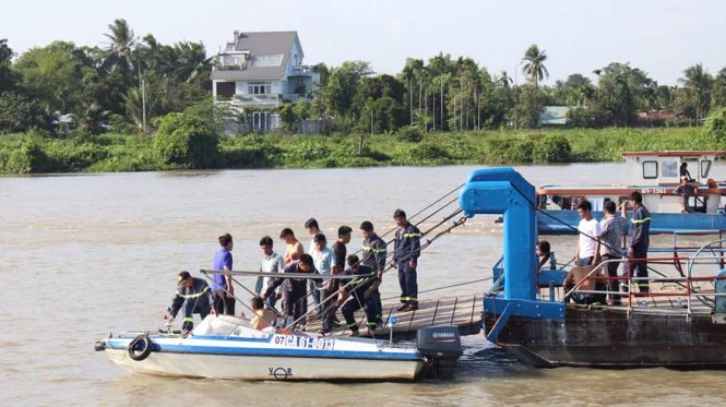 Lực lượng chức năng tìm kiếm thi thể 2 nạn nhân trong vụ tai nạn trên sông Sài Gòn - Ảnh: ĐÌNH TRỌNG