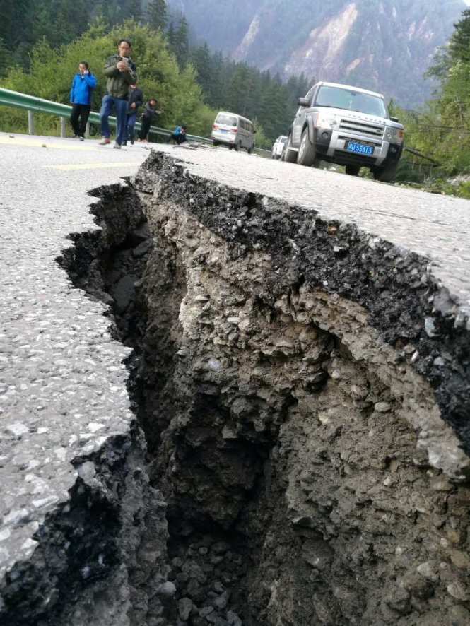 Đường sá nứt toác do động đất lớn - Ảnh: REUTERS
