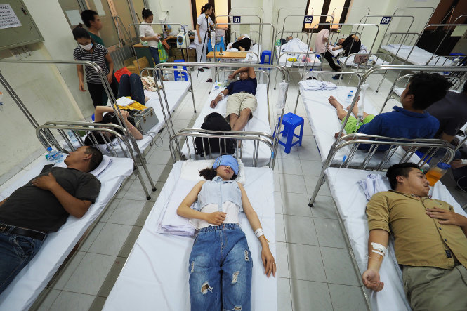 Do số lượng người bệnh điều trị sốt xuất huyết quá lớn nên Bệnh viện Bệnh nhiệt đới trung ương phải sử dụng cả phòng hội trường bệnh viện để làm nơi điều trị (ảnh chụp chiều 8-8) - Ảnh: NGUYỄN KHÁNH