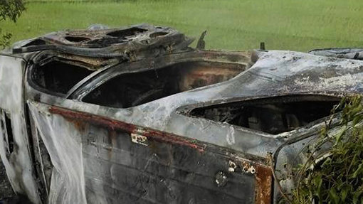 Chiếc xe ô tô trị giá cả tỉ đồng bị đốt cháy trơ khung - Ảnh: TRỊNH KHƯƠNG