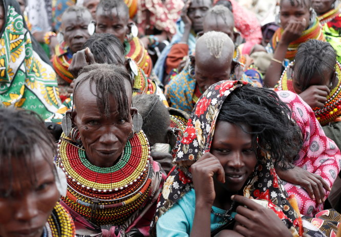 Những phụ nữ bộ tộc Turkana ở Kenya đi bỏ phiếu ngày 8-8 - Ảnh: REUTERS