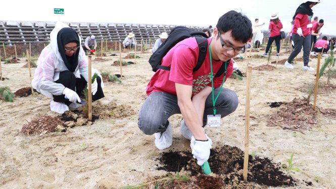 Nguyễn Quang Minh (phải), sinh viên Đại học Quốc gia Hà Nội, trồng cây xanh tại Diễn đàn môi trường sinh viên châu Á 2017 - Ảnh: B.MINH