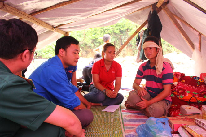 Đại diện Tỉnh đoàn Sơn La và báo Tuổi trẻ thăm hỏi bà con bị thiệt hại tại Mường La - ẢNH: Hà Thanh