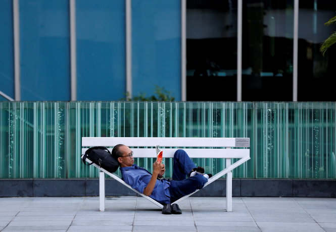 Phút thư giãn ngoài trời của người cao tuổi ở Singapore - Ảnh: REUTERS