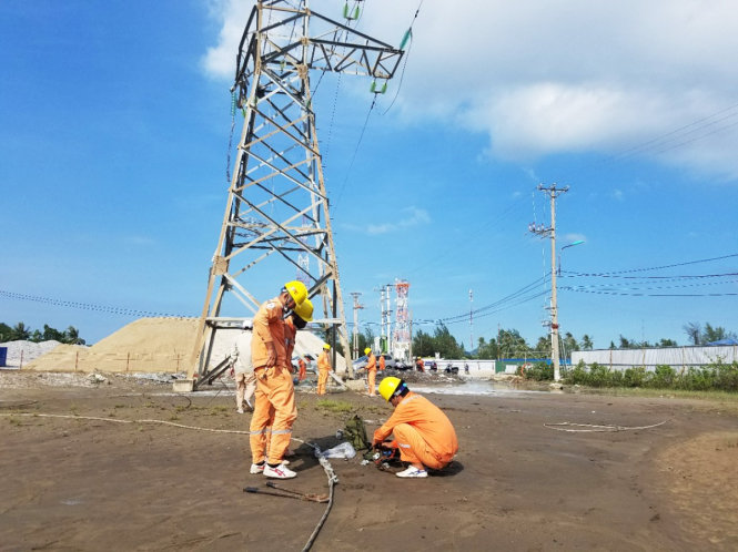 Công ty điện lực Hải Phòng đang khẩn trương khắc phục sự cố để cấp điện trở lại cho đảo Cát Bà - ẢNH: Điện lực Hải Phòng