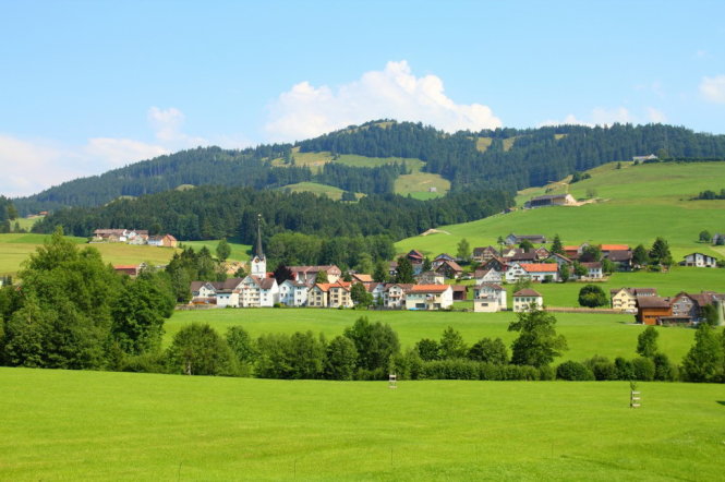 Sống giữa thiên nhiên là một phần nguyên nhân giúp dân Thụy Sĩ sống thọ. Trong ảnh là một đồng cỏ ở Thụy Sĩ - Ảnh: AFP