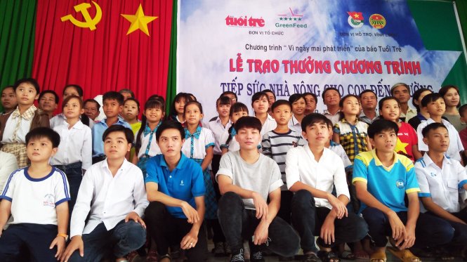 Các em học sinh, sinh viên chụp hình lưu niệm cùng đại diện báo Tuổi Trẻ, công ty GreenFeed Việt Nam và đại diện các ban ngành địa phương - Ảnh: HẠNH NGUYỄN