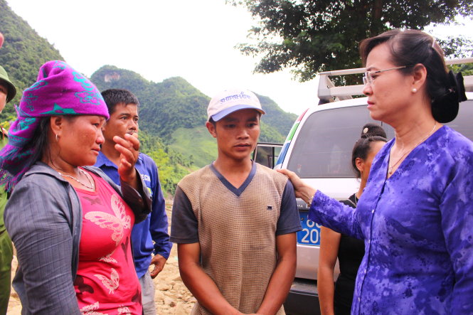 Bà Nguyễn Thị Quyết Tâm (ngoài cùng bên phải), phó Bí thư Thành ủy, Chủ tịch HĐND TP HCM, cùng đoàn công tác của TP thăm hỏi, động viên đồng bào Mường La - ẢNH: Hà Thanh