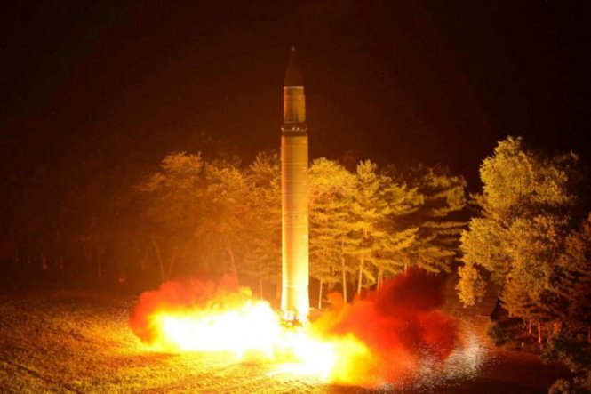 Tên lửa đạn đạo liên lục địa Hwasong-14 của Bình Nhưỡng trong một cuộc phóng thử - Ảnh: Reuters