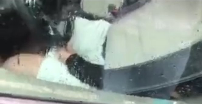 Phần chân của người điều khiển chiếc xe thò ra dưới phần ngụy trang chiếc ghế ngồi của tài xế - Ảnh cắt từ video của phóng viên Adam Tuss