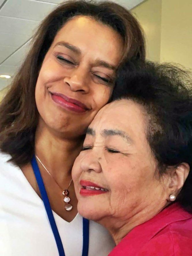 Chủ tọa hội nghị Elayne Whyte Gomez (trái) và bà Setsuko Thurlow vui mừng trong ngày 7-7-2017 - Ảnh: KATHLEEN SULLIVAN