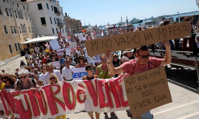 Người biểu tình phản đối du lịch ở Venice - Ảnh: Reuters