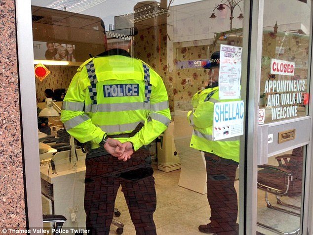 Cảnh sát Anh khám xét một tiệm làm móng của người Việt ở thành phố Reading - Ảnh: TWITTER