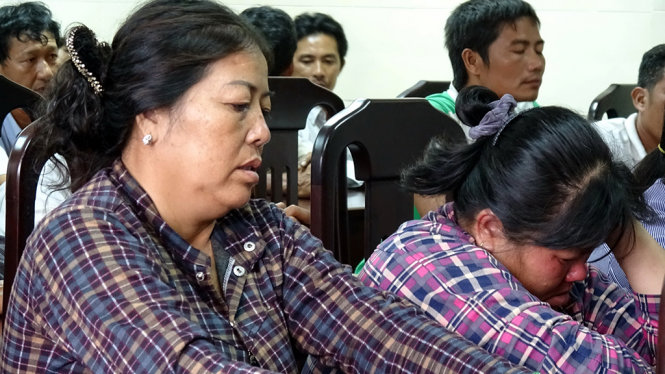 Bà Tư Nhành (trái) và chị Liễu (phải)- hai ngư dân Long Sơn có cá bè chết trong mấy ngày qua buồn rầu và khóc tại cuộc gặp chiều 10-8 với ngành chức năng tỉnh Bà Rịa- Vũng Tàu - Ảnh: ĐÔNG HÀ