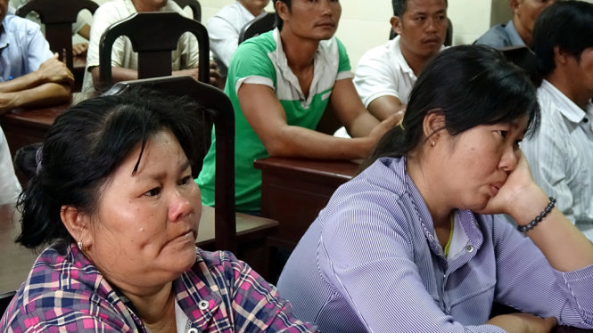 Chị Liễu (trái) và chị Thúy (phải) hai ngư dân có cá bè chết buồn rầu và khóc tại cuộc gặp chiều 10-8 với ngành chức năng tỉnh Bà Rịa- Vũng Tàu - Ảnh: ĐÔNG HÀ