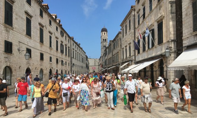 Du khách đổ bộ trên đường phố ở Dubrovnik, Croatia - Ảnh: Guardian