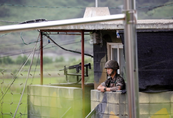 Binh sĩ Hàn Quốc canh gác ở khu vực biên giới tại Paju - Ảnh: REUTERS