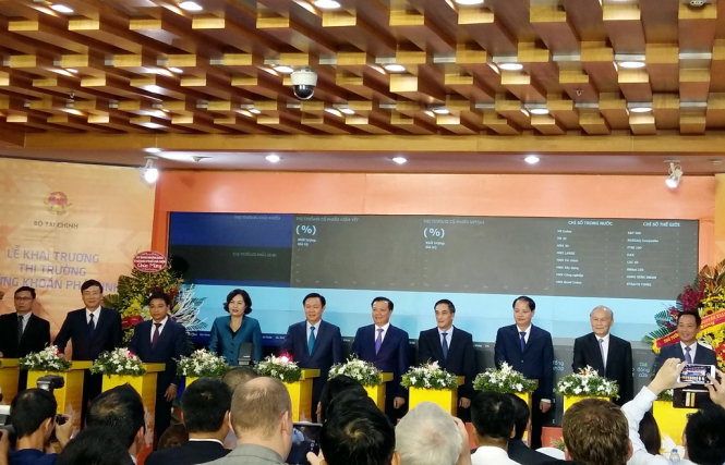 Phó Thủ tướng Vương Đình Huệ và các đại biểu nhấn nút khai trương thị trường chứng khoán phái sinh Việt Nam