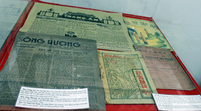 Tờ báo Tiếng Dân do cụ Huỳnh Thúc Kháng sáng lập  tại phòng trưng bày - Ảnh: CÔNG TRIỆU