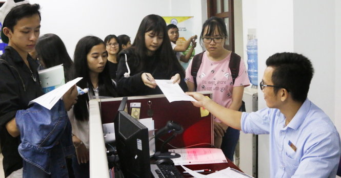 Thí sinh nộp phiếu điểm xác nhận nhập học tại phòng đào tạo Trường ĐH Kinh tế - Luật (ĐH Quốc gia TP.HCM) - Ảnh: Phương Linh