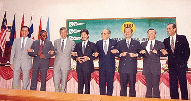 Nguyên Phó thủ tướng, Bộ trưởng Bộ Ngoại giao Nguyễn Mạnh Cầm (thứ 2 từ phải sang) và các bộ trưởng ASEAN tại lễ kết nạp Việt Nam là thành viên ASEAN ngày 28-7-1995 - Ảnh: TL