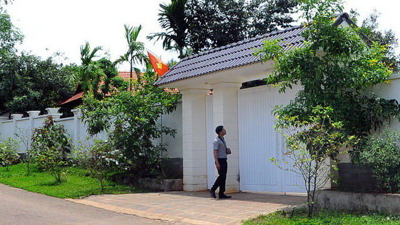 Cổng vào căn nhà được xây dựng trên đất nông nghiệp của con ông Nguyễn Văn Đấu - Ảnh: A.LỘC