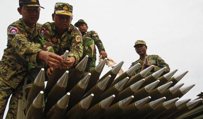 Binh sĩ Campuchia chuẩn bị đạn pháo - Ảnh: REUTERS