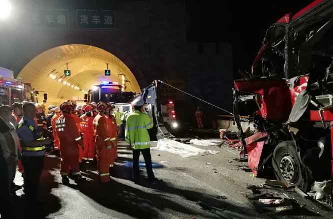 Lực lượng cứu hộ có mặt ở cửa đường hầm - Ảnh: TWITTER