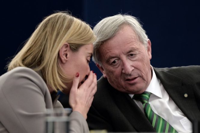 Chủ tịch Ủy ban EU Jean-Claude Juncker (phải) và cao ủy phụ trách chính sách đối ngoại EU Federica Mogherini - Ảnh: Reuters